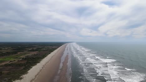 Vista-Aérea-Sobre-Novillero,-La-Playa-Más-Larga-De-México.