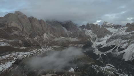 Atemberaubende-Aussicht-Auf-Majestätische-Berge,-Eingehüllt-In-Ein-Meer-Aus-Wolken