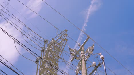 Niedrige-Winkelansicht-Mit-Blick-Auf-Stromleitungen-Unter-Einem-Bewölkten-Himmel