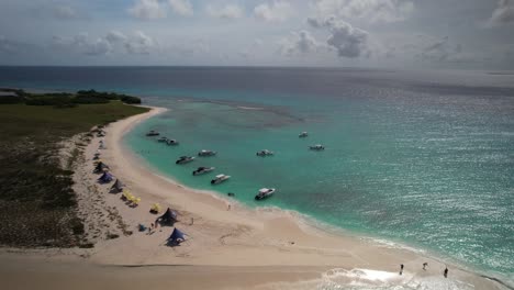 Luftaufnahme-Eines-Malerischen-Weißen-Sandstrands-Mit-Menschen,-Die-Die-Reise-Genießen