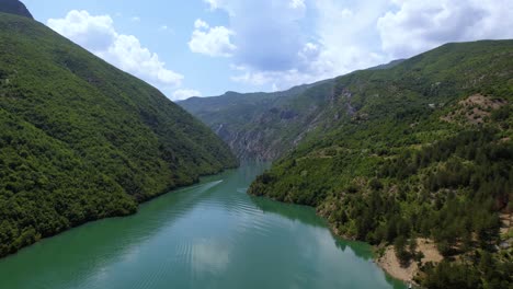 Ein-Boot-Fährt-über-Den-Koman-See-Im-Norden-Albaniens