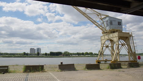 Antigua-Grúa-Industrial-En-El-Puerto-De-Amberes-En-Bélgica.