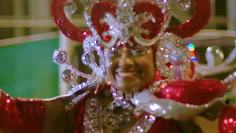 Una-Mujer-Negra-Vibrante-Bailando-Con-Alegría-Vestida-Con-Un-Traje-Y-Un-Tocado-De-Hombros-Brillantes-De-Color-Rojo-Y-Blanco