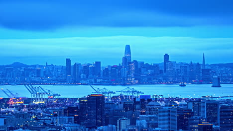 Lapso-De-Tiempo,-Bahía-De-San-Francisco-Y-Horizonte-Urbano,-Vista-Desde-Oakland,-Hora-Azul-Y-Noche,-California,-Estados-Unidos