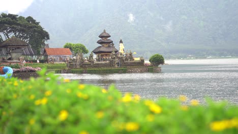 Beautiful-view-of-the-Ulun-Danu-Beratan-Bedugul-Temple-complex,-a-temple-located-on-Lake-Beratan,-Bali