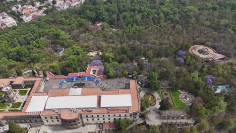 Vistas-Del-Histórico-Castillo-De-Chapultepec-Y-Del-Parque-Urbano-En-La-Cima-De-Una-Colina