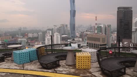 Lebhafte,-Farbenfrohe-Aufnahme-Des-Merdeka-118-Tower,-Dem-Zweithöchsten-Gebäude-Der-Welt,-Vom-Sonnenuntergang-Bis-In-Die-Abenddämmerung-Von-Einer-Bar-Auf-Dem-Dach-In-Kuala-Lumpur,-Malaysia