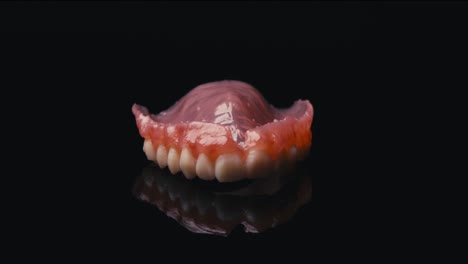 3D-Modell-Der-Zähne-Rotieren-Auf-Schwarzem-Hintergrund,-Zahnmedizin