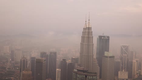 Vista-Geométrica-De-Las-Torres-Gemelas-Petronas,-Los-Edificios-Gemelos-Más-Altos-Del-Mundo-En-Kuala-Lumpur,-Horizonte-De-Malasia