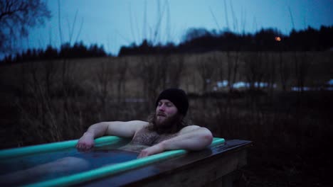 Hombre-Relajándose-En-El-Jacuzzi-Al-Aire-Libre-Por-La-Noche