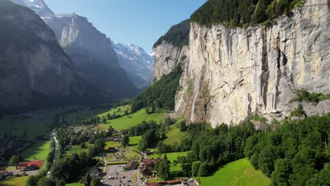 Mit-Fast-300-Metern-Höhe-Ist-Dieser-Wasserfall-Der-Höchste-Frei-Fallende-Wasserfall-Der-Schweiz