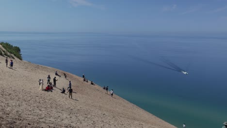Sleeping-Bear-Sand-Dunes-National-Lakeshore-Aussichtspunkt-Am-Lake-Michigan-In-Michigan-Mit-Menschen,-Die-Auf-Den-Dünen-Spazieren-Gehen-Und-Videoschwenk-Von-Links-Nach-Rechts