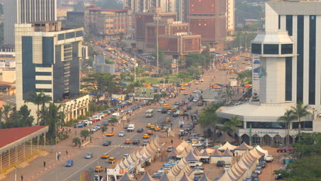 Autos-Fahren-über-Die-Autobahn-Entlang-Der-Stadtgebäude-In-Yaoundé,-Kamerun,-Afrika