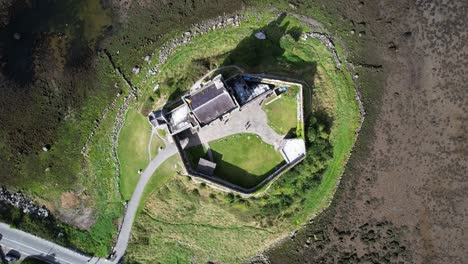 Drohnenvideo-Von-Kinvarra-Castle-In-Galway,-Das-Das-Schloss-Von-Oben-Mit-Den-Schatten-Der-Menschen-Zeigt