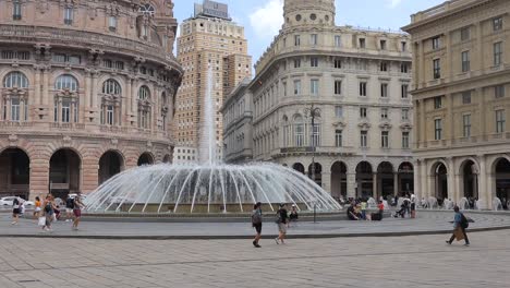 Zeitlupenaufnahme-Von-Touristen,-Die-In-Der-Nähe-Von-Fontaine-Auf-Der-Piazza-Raffaele-De-Ferrari-In-Genua,-Italien,-Spazieren-Gehen