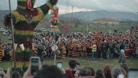 Caretos-Bildnis-überragt-Die-Festliche-Menge-In-Podence,-Portugal