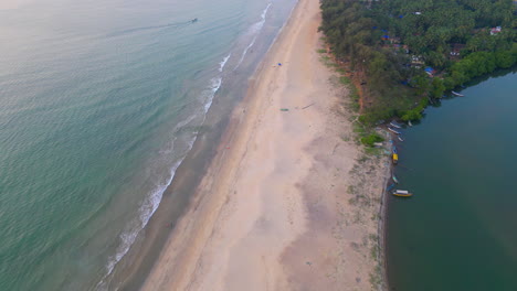 Vista-Aérea-Superior-De-La-Costa-De-La-Playa-De-Galgibaga-Goa-India-4k-Drone