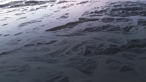 Río-Trenzado-Glacial-Que-Fluye-A-Través-De-Suelo-Volcánico-En-El-Sur-De-Islandia