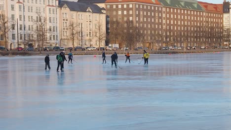 Freunde-Verbringen-Sonnigen-Tag-In-Helsinki-Und-Spielen-Hockey-Auf-Der-Eisbahn-Im-Freien