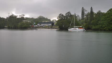 Boot-Vertäut-Am-Tweed-River-In-Ufernähe,-Nord-New-South-Wales,-Australien