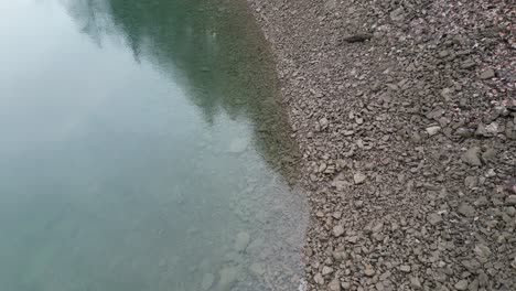 Blick-Auf-Den-Klöntalersee-Mit-Klarem-Wasser,-Kanton-Glarus,-Schweiz
