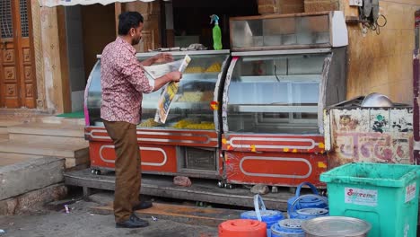 Un-Hombre-Trabajador-Abre-Su-Tienda-De-Dulces-Por-La-Mañana-En-El-Mercado.