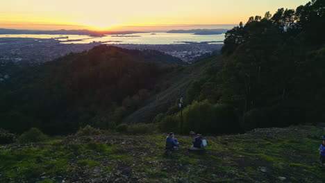Drohnen-Dolley-Blick-Von-Den-Hohen-Bergen-Auf-Den-Sonnenuntergang-über-San-Francisco
