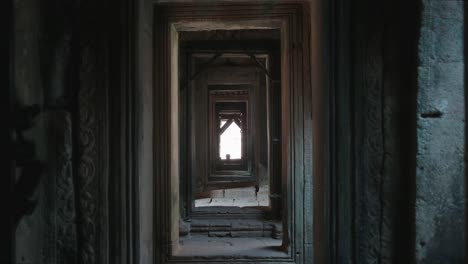 Puertas-Estrechas-En-El-Templo-De-Bayon,-Angkor-Thom-En-Siem-Reap,-Camboya