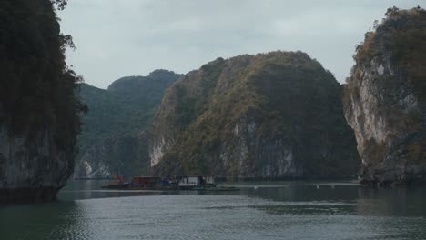 Segeln-Sie-An-Schwimmenden-Vietnamesischen-Fischerbooten-In-Der-Bucht-Von-Lan-Ha-Vorbei