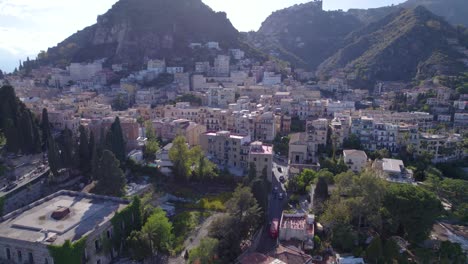 Luftaufnahme-Von-Taormina,-Sizilien,-Italien,-Einem-Berühmten-Touristenziel,-Nordseite-Der-Stadt