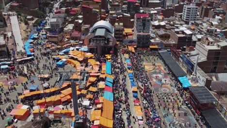 Antenne-Folgt-Seilbahnen-Zu-überfüllten-öffentlichen-Platz-Karneval,-Oruro-Bol