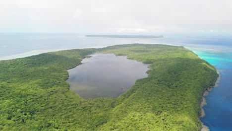 Drohne-Fliegt-In-Den-Wolken-Und-Enthüllt-Den-Salzwassersee-Auf-Der-Spitze-Der-Insel