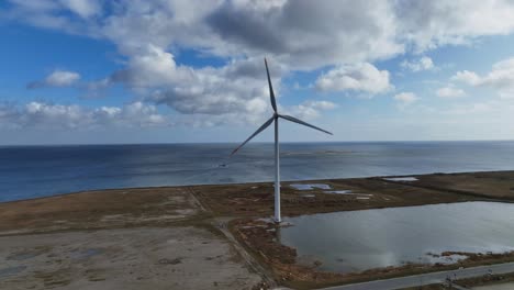 Eine-Luftaufnahme-Einer-Elektrischen-Windmühle-Mit-Einer-Windturbine-Und-Rotierenden-Rotorblättern-Ist-Eine-ökologische-Energiequelle