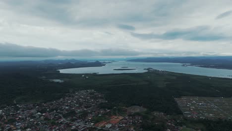 Ein-Blick-Aus-Der-Vogelperspektive-Zeigt-Die-Majestätische-Babitonga-Bucht-In-São-Francisco-Do-Sul,-Ein-Tor-Für-Schiffe,-Die-In-Den-Hafen-Einlaufen-–-Einen-Der-Zehn-Größten-Häfen-Brasiliens