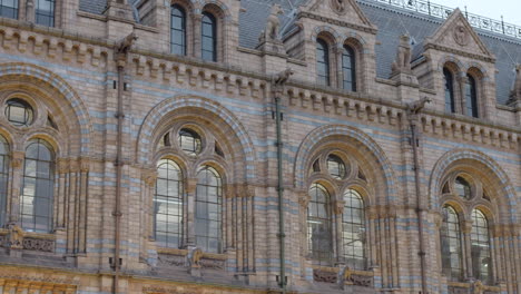 Acercamiento-Del-Detalle-Exterior-Del-Museo-De-Historia-Natural-De-Londres,-Inglaterra