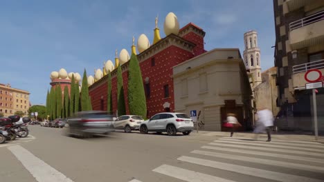 timelapse-in-Figueras-in-front-of-the-Dalí-museum-Side-view,-cars-passing-fast