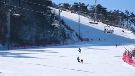 Gente-Coreana-Esquiando-En-Pistas-De-Nieve-O-En-Pista-En-La-Estación-De-Esquí-De-Alpensia