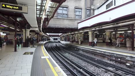 Andenes-Vacíos-De-La-Estación-Baker-Street-Para-Trenes-De-La-Línea-Metropolitana