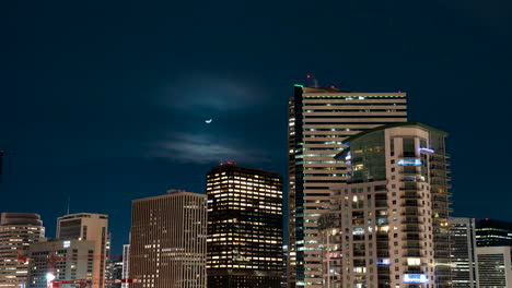 Timelapse-De-Movimiento-De-Zoom-De-La-Puesta-De-La-Luna-Sobre-Rascacielos-Iluminados-En-El-Horizonte-De-Denver