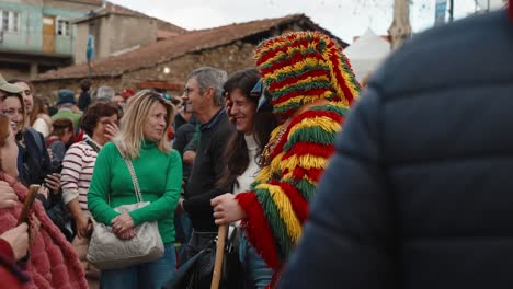 Careto-Klingelnde-Kuhglocken-Neben-Frauen-„Chocalhar“-Beim-Podence-Fest,-Portugal