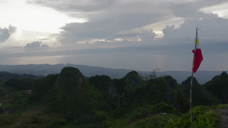 Malerischer-Blick-Auf-Die-Landschaft-Mit-Philippinischer-Flagge-Am-Mast