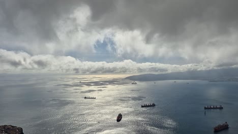 Luftaufnahme-über-Der-Straße-Von-Gibraltar-Mit-Schnell-Ziehenden-Wolken