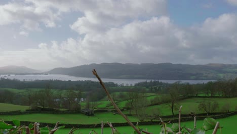 Nebliger-Morgen-Mit-Grüner-Hügellandschaft-Mit-Blick-Auf-Den-Windermere-Lake-In-Cumbria,-England