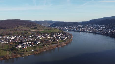 Panning-View-of-Villages-and-Towns-along-Rhine-Loop-in-Boppard,-Germany