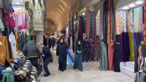 Shopping-at-the-downtown-bazaar-souk-in-Erbil,-Iraq