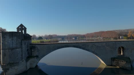 Die-Luftaufnahme-Der-Berühmten-Brücke-Von-Avignon-Präsentiert-Eine-Faszinierende-Szene-Der-Architekturgeschichte-Inmitten-Der-Bezaubernden-Landschaft-Von-Avignon