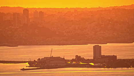 Bahía-De-San-Francisco-Y-Horizonte-Durante-La-Hora-Dorada-En-California,-EE.UU.