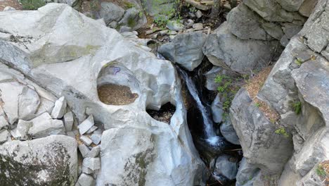 Langsames-Schwenken-Um-Heartrock-In-Crestline,-Kalifornien-–-Entspannender-Blick-Auf-Natürliche-Formationen-In-Klippen