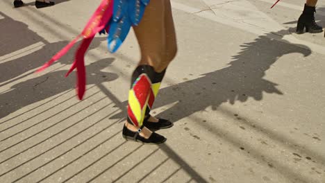 Frau-Im-Bunten-Papagei-Kostüm-Hebt-Blau-Gelb-Rote-Feder-Flügel-Tanzen