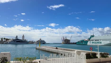 Malaga-Spanien-Marina-Großes-Kreuzfahrtschiff-Yacht-Vor-Anker-Im-Hafen-Der-Spanischen-Stadt-Costa-Del-Sol